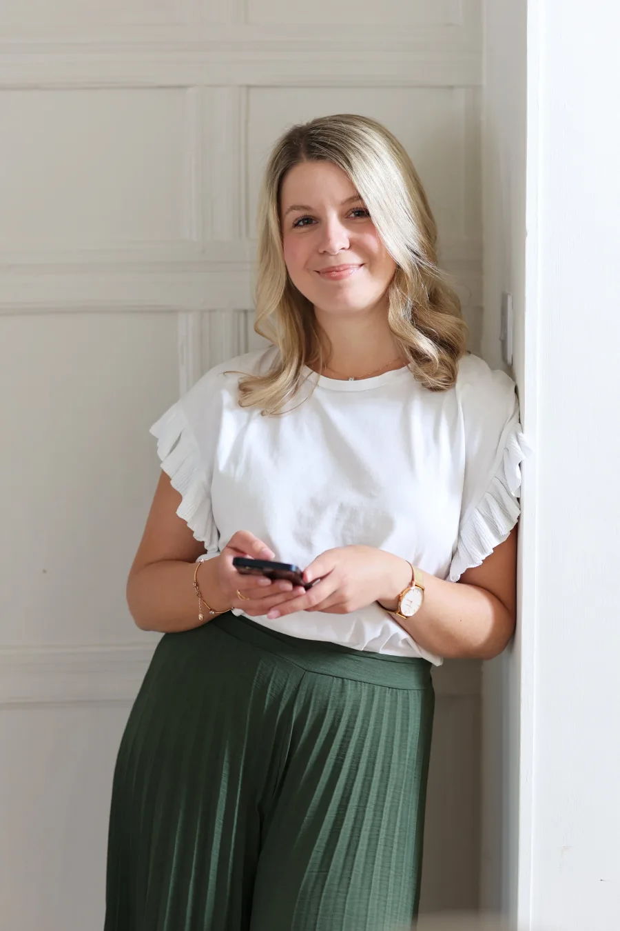 Ann-Kathrin Ritter, digital marketing virtual assistant, checking her phone